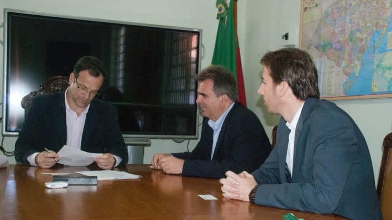 O secretário Fioreze, o gerente comercial do banco, José Luis Campos, e o superintendente de risco, Emir Ernesto Rutsatz