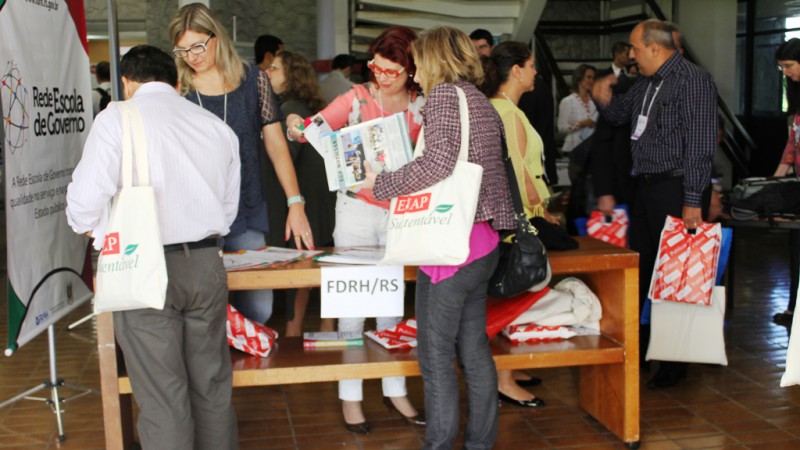 Programação teve uma feira de trocas de materiais das instituições participantes