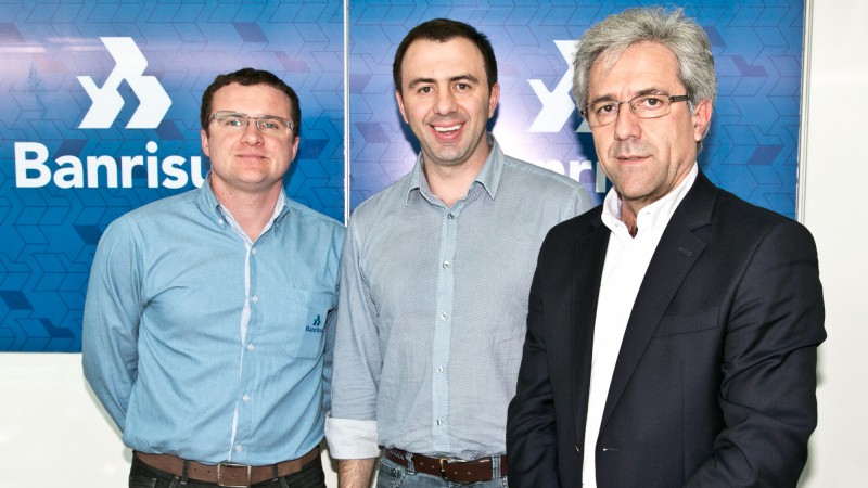 Superintendente de Neg&oacute;cios Rurais do Banrisul, Anderson Rostirolla, o diretor da BSBIOS, Erasmo Carlos Battistella, e o presidente do Banrisul, T&uacute;lio Zamin, assinaram o termo