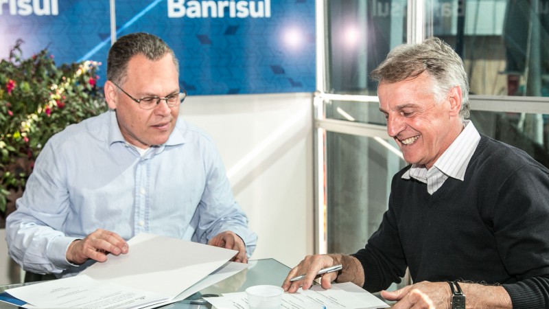 Cassel e Esswein termo de celebração de contrato entre o Banrisul e a Ecocitrus