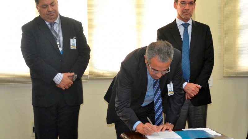 Assinatura de contrato para instalar estruturas de Data Center reuniu o secret&aacute;rio da Fazenda, Odir Tonollier (D), o presidente da Procergs, Carlson Aquistapasse (D), e a dire&ccedil;&atilde;o da empresa Aceco TI