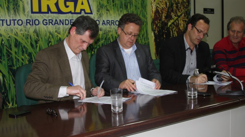 Presidente do Irga, Claudio Pereira (C) ressaltou preocupa&ccedil;&atilde;o do Instituto para desenvolvimento de novas tecnologias em benef&iacute;cio de produtores e consumidores