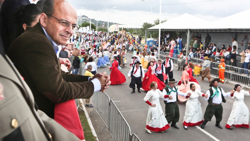 PORTO ALEGRE, RS, BRASIL, 20.09.14: Foto: Gorvernador em exerc&iacute;cio, Desembargador Jos&eacute; Aquino Fl&ocirc;res de Camargo assiste o desfile Farroupilha. Claudio Fachel/Pal&aacute;cio Piratini