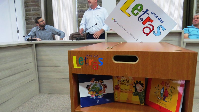 Ato na Câmara Municipal destinou os livros para dez comunidades, que receberão 220 livros, cada uma