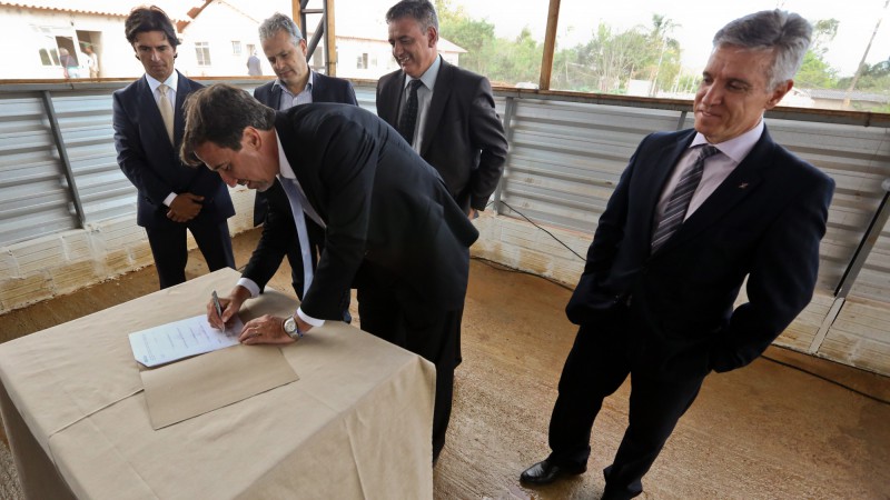 PORTO ALEGRE, RS, BRASIL, 01.10.14: Ministro das Cidades, Gilberto Occhi, visita as obras do Loteamento Breno Garcia, no município de Gravataí. Foto: Leandro Osório/ Especial Palácio Piratini