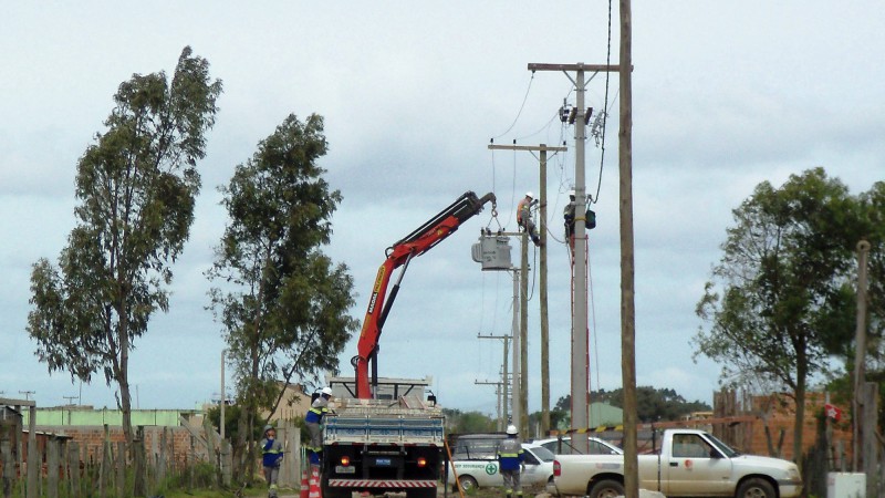 Obra faz parte do programa Energia Legal, que regulariza ligações clandestinas