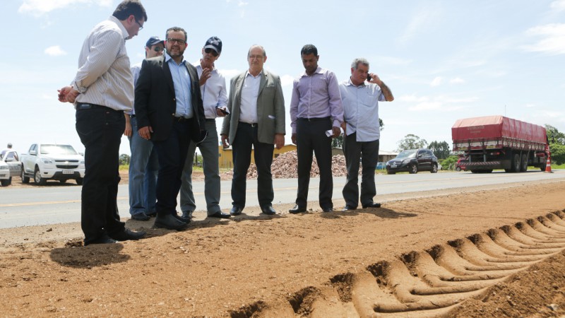 VIAMÃO, RS, BRASIL, 15.10.14: O secretário de Infraestrutura e Logística, João Victor Domingues e o diretor-presidente da Empresa Gaúcha de Rodovias, Luis Carlos Bertotto, visitam as obras da EGR na ERS-040, em Viamão. Foto: Andressa Moreira/Especial