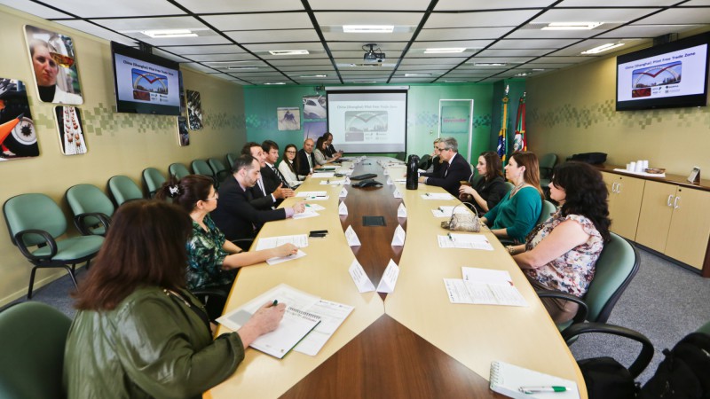 PORTO ALEGRE, RS, BRASIL, 151014: Inclus&atilde;o de vin&iacute;colas ga&uacute;chas na Shangai Free Trade Zone foi o tema do encontro entre a Secretaria de Desenvolvimento e Promo&ccedil;&atilde;o do Investimento (SDPI), o presidente da Ag&ecirc;ncia Brasileira de Promo&ccedil;&atilde;o de Exporta&ccedil;&otilde;es e