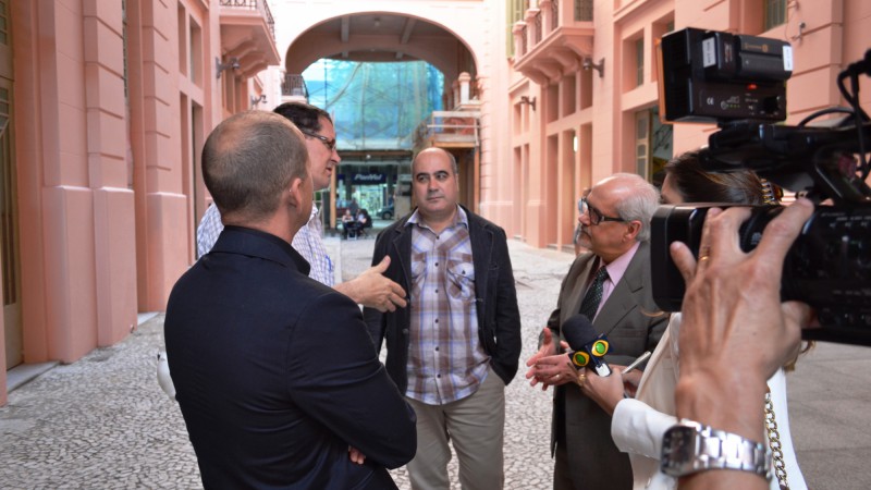 Secret&aacute;rio Assis Brasil, &agrave; direita, ficou satisfeito com andamento da obra