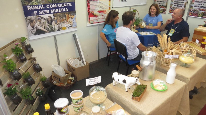 No Pavilhão 4, estão instaladas 97 agroindústrias familiares e artesanatos que comercializam desde salames e queijos até vinhos e pizzas