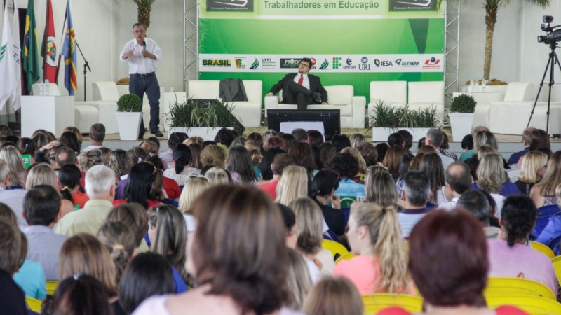 Secretário Educação, Jose Clovis de Azevedo palestrou no evento os fundamentos do conhecimento e a necessidade de transformação da "escola da repetição" para a "escola da criatividade"