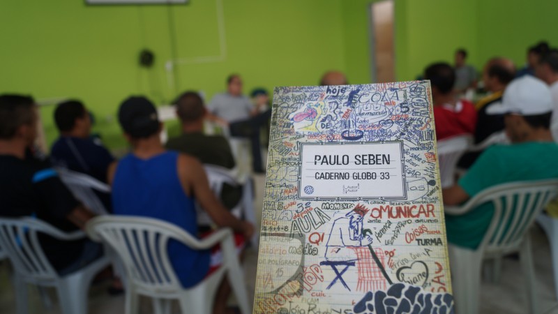 cerca de 40 homens privados de liberdade receberam a visita do escritor Paulo Seben