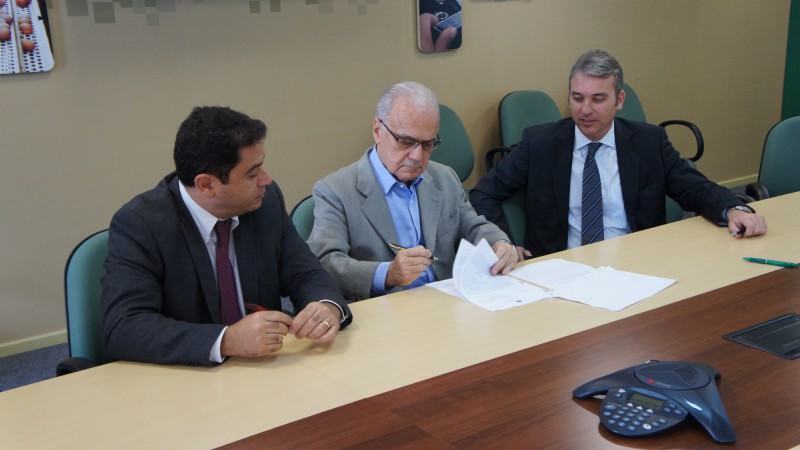 Representante da Carraro no Brasil, Antônio Belatto, secretário, Mauro Knijnik, e secretário adjunto da Fazenda, André Paiva