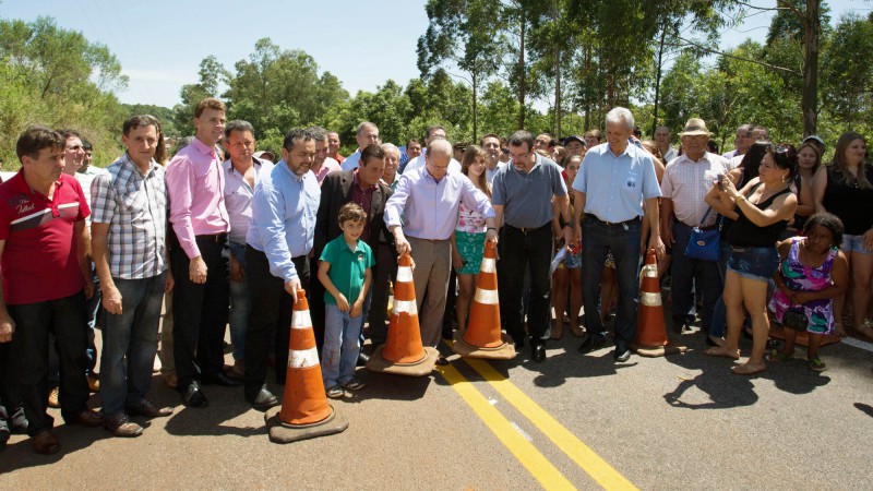 LAJEADO DO BUGRE, RS, BRASIL:  15.12.14 Governador Tarso Genro inaugura acesso asfaltico em Lajeado do Bugre. Foto: Caco Argemi/Pal&aacute;cio Piratini