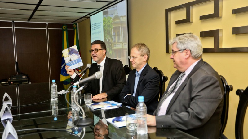 PORTO ALEGRE, RS, BRASIL, 16.12.2014: A SCIT e FEE lan&ccedil;am a revista Ci&ecirc;ncia, Tecnologia e Inova&ccedil;&atilde;o no Rio Grande do Sul, uma publica&ccedil;&atilde;o que re&uacute;ne estat&iacute;sticas e indicadores de CT&I do Estado. Foto: Leandro Os&oacute;rio/ Especial Pal&aacute;cio Pirtaini