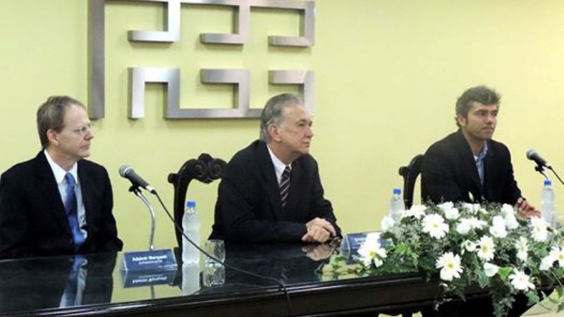 Igor Morais (D) recebeu o cargo de Marquetti (E), em cerimônia com a presença do secretário Cristiano Tatsch