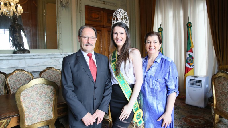 Miss Teen Brasil &eacute; recebida pelo governador