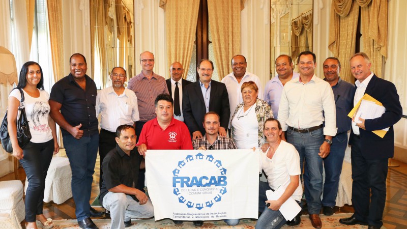 PORTO ALEGRE, RS, BRASIL 18.02.15: Governador Jos&eacute; Ivo Sartori recebeu, na tarde desta quarta-feira (18), representantes da  Fracab - Federa&ccedil;&atilde;o Riograndense das Associa&ccedil;&otilde;es Comunit&aacute;rias e Moradores de Bairro. Foto: Luiz Chaves/Pal&aacute;cio Piratini