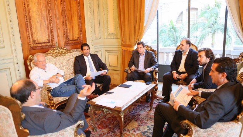 PORTO ALEGRE, RS, BRASIL 24.03.15: O governador do Rio Grande do Sul, Jos&eacute; Ivo Sartori, acompanhado do vice-governador, Paulo Cairoli recebeu, na tarde de hoje (24), o presidente da Lactalis da Am&eacute;rica Latina, Patrick Sauvageot. Foto: Luiz Chaves/Pal&aacute;cio