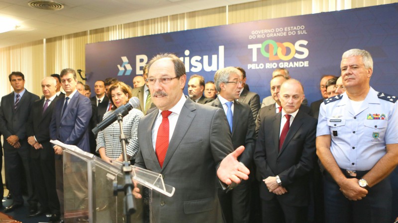 PORTO ALEGRE, RS, BRASIL, 16.04.2015: O governador do Rio Grande do Sul, José Ivo Sartori, participou, na manhã de hoje (16), da cerimônia de posse da nova diretoria do Banrisul. Foto: Luiz Chaves/Palácio Piratini.
