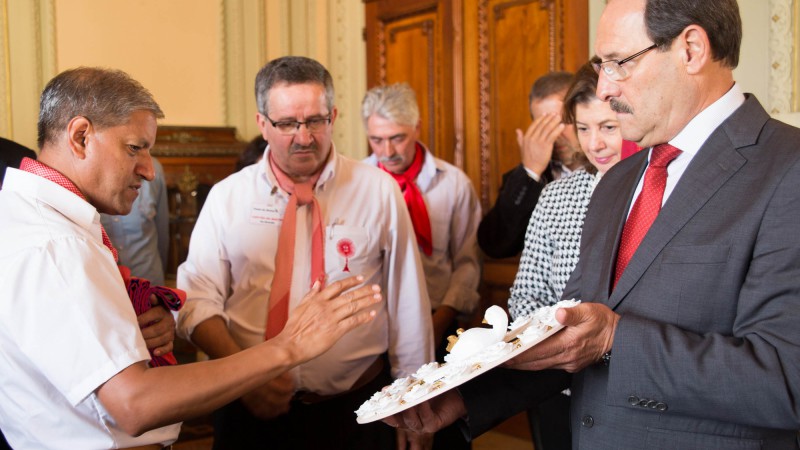 PORTO ALEGRE,RS, BRASIL, 16.04.2015: Acompanhado da secretária extraordinária do Gabinete de Políticas Sociais, Maria Helena Sartori, o governador José Ivo Sartori recebeu, na tarde desta quinta-feira (16), convite para a Festa do Divino Espírito Santo de
