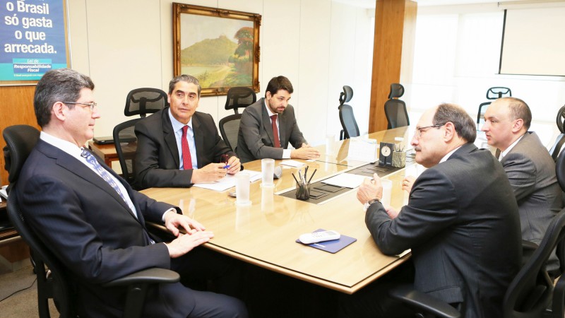 BRASÍLIA,DF, BRASIL, 23.04.2015: Acompanhado, dos secretários estaduais, da Fazenda, Giovani Feltes, e da Comunicação, Cleber Benvegnú, o governador do Rio Grande do Sul, José Ivo Sartori, participou, na manhã de hoje (23), de audiência com Ministro da