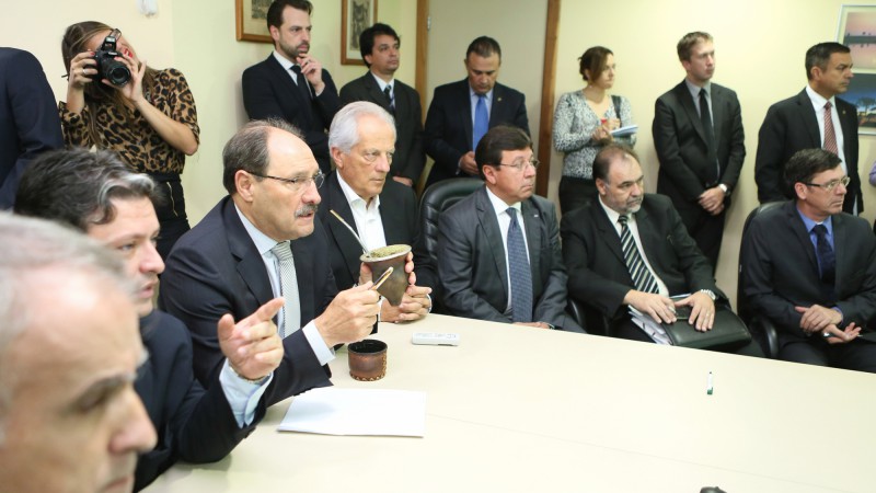 PORTO ALEGRE,RS, BRASIL, 28.04.2015: Acompanhado do vice-governador, José Paulo Cairoli, o governador do Rio Grande do Sul, José Ivo Sartori, visitou, na manhã desta terça-feira (28), a sede da Secretaria da Modernização Administrativa e Recursos Humanos