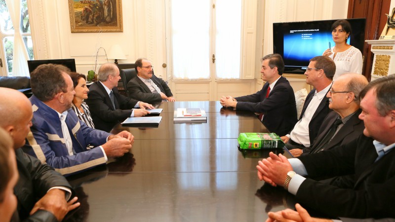 PORTO ALEGRE,RS, BRASIL, 04.05.2015: Acompanhado do presidente da Assembléia Legislativa do RS, deputado Edson Brum, e , do secretário estadual da Segurança Pública, Wantuir Jacini, o governador do Rio Grande do Sul, José Ivo Sartori, recebeu, na tarde