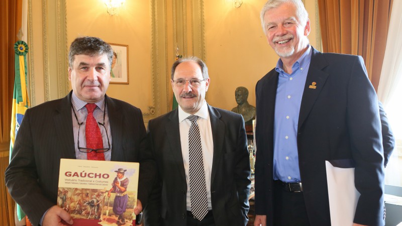 PORTO ALEGRE,RS, BRASIL, 08.05.2015: O governador Jos&eacute; Ivo Sartori recebeu, no Pal&aacute;cio Piratini, diretores da Airbus em visita de cortesia. O prefeito da Capital, Jos&eacute; Fortunati, e o vice-prefeito Sebasti&atilde;o Melo participaram da audi&ecirc;ncia. Foto: Luiz