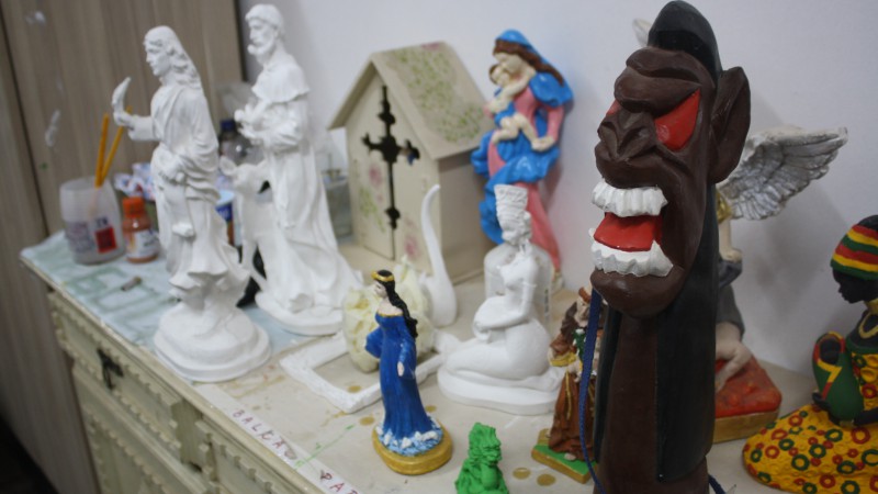 Adolescentes da Fase d&atilde;o vida a esculturas na oficina de pintura em gesso