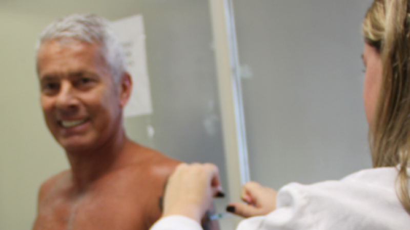 Gabbardo aproveitou a oportunidade para receber a sua dose da vacina, como integrante do grupo dos trabalhadores da &aacute;rea da sa&uacute;de