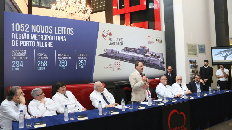 PORTO ALEGRE, RS, BRASIL 08.06.15: Acompanhado do secretário estadual da Saúde, João Gabbardo, o governador do Rio Grande do Sul, José Ivo Sartori, participou, na tarde desta segunda-feira (08), da cerimônia de lançamento do edital para construção de