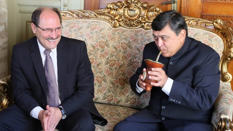 PORTO ALEGRE, RS, BRASIL 10.06.15: Acompanhado da secret&aacute;ria extraordin&aacute;ria do Gabinete de Pol&iacute;ticas Sociais, Maria Helena Sartori, o governador do Rio Grande do Sul, Jos&eacute;  Ivo Sartori, recebeu, na manh&atilde; desta quarta-feira (10), no Pal&aacute;cio Piratini, a