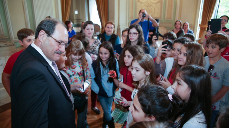 PORTO ALEGRE, RS, BRASIL 10.06.15: O governador do Rio Grande do Sul, Jos&eacute; Ivo Sartori, recebeu, na manh&atilde; desta quarta-feira (10), no Pal&aacute;cio Piratini, a visita de alunos do Col&eacute;gio Contempor&acirc;neo de Camaqu&atilde;. FOTO: Karine Viana/Pal&aacute;cio Piratini