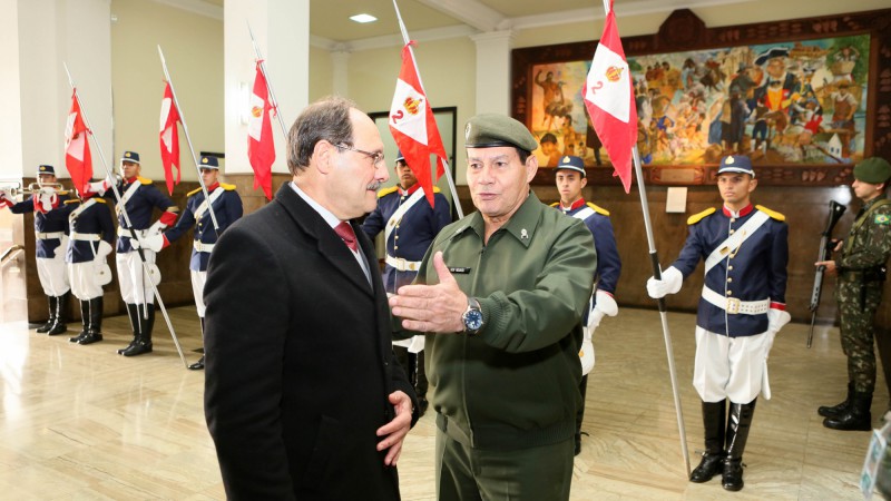 PORTO ALEGRE, RS, BRASIL 15.06.2015: O governador do Rio Grande do Sul, José Ivo Sartori, visitou, na manhã desta segunda-feira (15), o quartel-general do Comando Militar do Sul. Na foto, cumprimenta o general de Exército, Antônio Mourão. FOTO: Luiz Cha