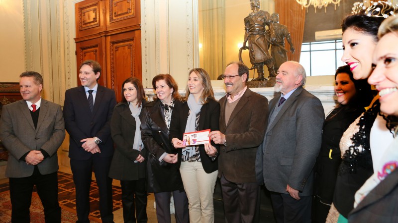 PORTO ALEGRE, RS, BRASIL 17.06.2015: Acompanhado da secretária extraordinária do Gabinete de Políticas Sociais, Maria Helena Sartori, o governador José Ivo Sartori recebeu, nesta quarta-feira (17), convite para a 26ª Festiqueijo, que acontece de 02 a 26
