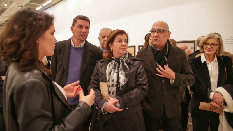 PORTO ALEGRE, RS, BRASIL 17.06.2015: Na noite desta quarta-feira (17), a secretária extraordinária de Políticas Sociais, Maria Helena Sartori, acompanhada do secretário Victor Hugo, da Cultura, prestigiou a abertura da exposição