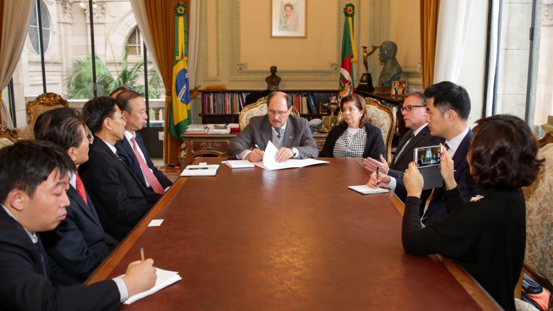 PORTO ALEGRE, RS, BRASIL 24.06.2015: Em encontro com a comitiva da Hyundai Engenharia e Construção, na tarde desta quarta-feira (24), governador José Ivo Sartori assinou documento declarando interesse do Estado em receber o projeto de usina de resíduos
