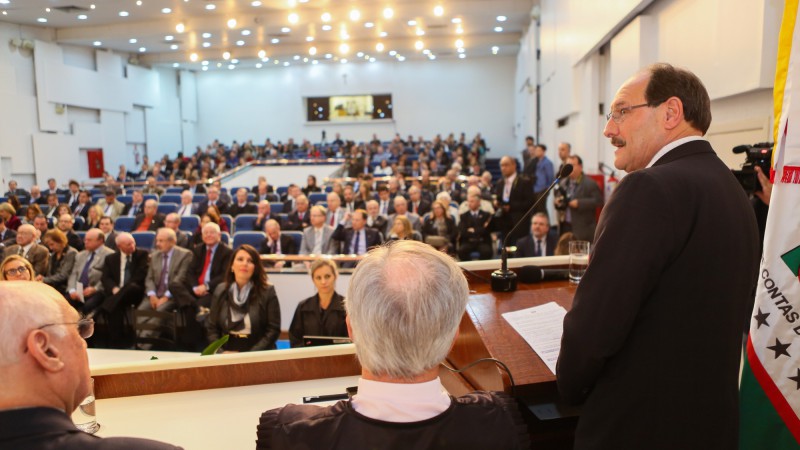 PORTO ALEGRE, RS, BRASIL 26.06.2015: O governador José Ivo Sartori participou nesta sexta-feira (26), da sessão Plenária Especial em homenagem aos 80 anos do Tribunal de Contas do Estado (TCE-RS). O evento, na sede da instituição, reuniu autoridades,
