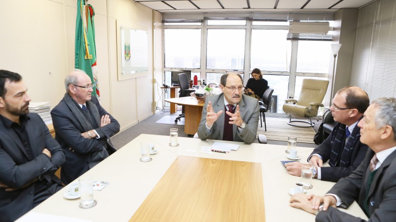 PORTO ALEGRE, RS,BRASIL 07.07.2015: O governador José Ivo Sartori recebe, no Centro Administrativo, o cônsul honorário da França no RS, Roner Fabris, e a direção da Aliança Francesa de Porto Alegre. Fabris convidou Sartori para a comemoração do 14 de