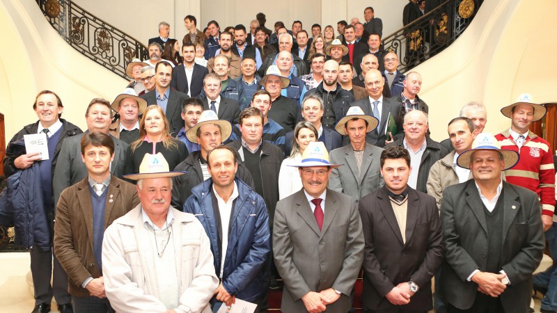 PORTO ALEGRE, RS, BRASIL 09.07.2015: Governador José Ivo Sartori participa do lançamento do Plano Safra Gaúcho 2015/2016, que destina R$ 2,8 bilhões para custeio, investimento e comercialização do setor agropecuário. O evento reuniu lideranças do setor,