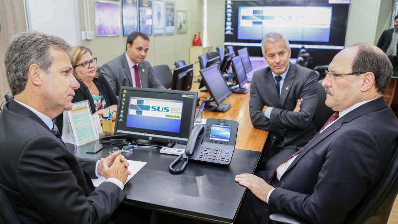 BRASÍLIA,DF,BRASIL 14.07.2015: Acompanhado do secretário de Saúde, João Gabbardo, o governador José Ivo Sartori visitou nesta tarde (14), em Brasília, o ministro da Saúde, Arthur Chioro, onde aproveitou para divulgar e oficializar o convite para a