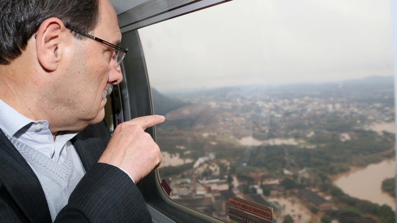 S&Atilde;O SEBASTI&Atilde;O DO CA&Iacute;,RS, BRASIL 15.07.2015: O governador Jos&eacute; Ivo Sartori, a secret&aacute;ria de Pol&iacute;ticas Sociais, Maria Helena Sartori, e o chefe da Casa Militar, Everton Oltramari, fizeram um sobrevoo em &aacute;reas atingidas pelas cheias nos munic&iacute;pios de
