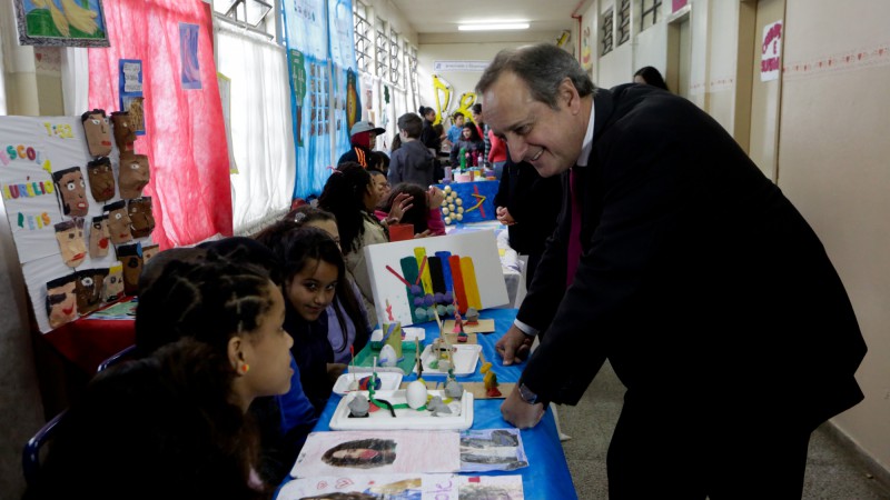 PORTO ALEGRE, RS, BRASIL, 17.07.2015: Secretário da Educação, Vieira da Cunha, visita a Mostra de Ciências e Robótica da Escola Aurélio Reis, em Porto Alegre. Foto: Andressa Moreira/Especial Palácio Piratini