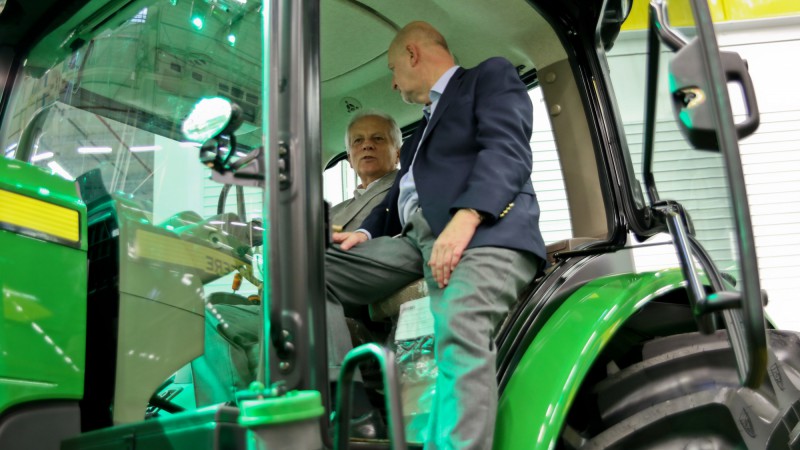 PORTO ALEGRE, RS, BRASIL, 04.08.2015: Vice-governador Jos&eacute; Paulo Cairoli participa de inaugura&ccedil;&atilde;o da expans&atilde;o da Unidade da John Deere em Montenegro, onde a empresa passar&aacute; a produzir nacionalmente os tratores de alta pot&ecirc;ncia da S&eacute;rie 8R. Foto: Daniela