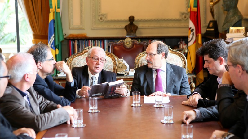 PORTO ALEGRE, RS, BRASIL 20.08.2015: Governador José Ivo Sartori recebeu, na tarde desta quinta-feira (20), representantes do Conselho Interdenominacional de Ministros Evangélicos de Porto Alegre - CIMEPA. Foto: Luiz Chaves/Palácio Piratini