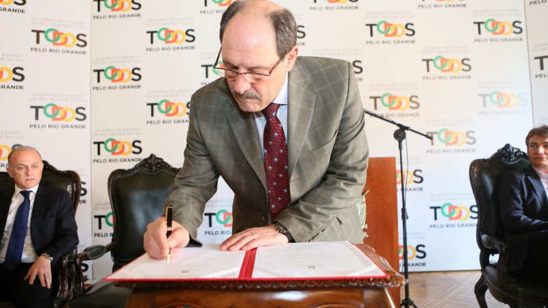 PORTO ALEGRE,RS,BRASIL 10.09.2015: O governador José Ivo Sartori participou, na manhã desta quinta-feira (10), do ato de sanção da Lei que dispõe sobre o plano de renegociação de débitos junto ao PROCRED. Foto: Luiz Chaves/Palácio Piratini