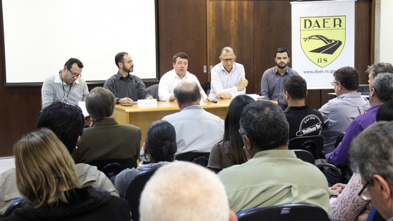 Fiscais e transportadores discutem sistema de fretamento e turismo