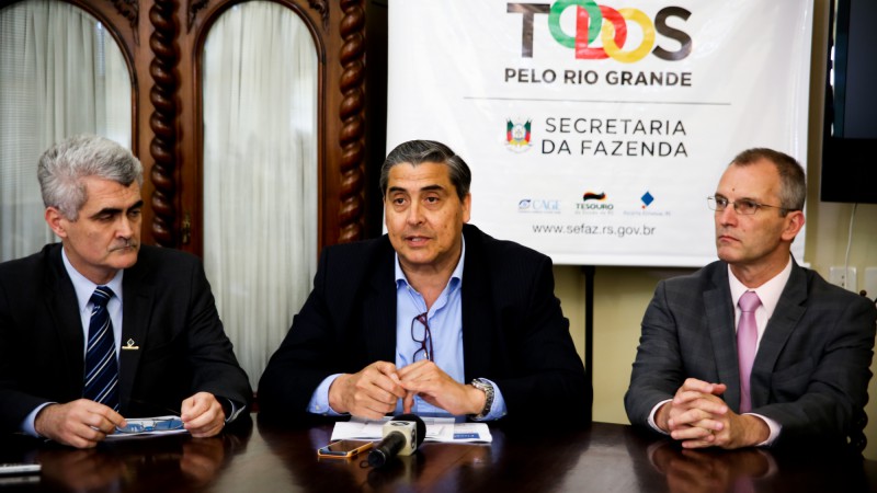 PORTO ALEGRE,RS,BRASIL 29.09.2015: O secretário da fazenda, Giovani Feltes, e o subsecretario da Receita, Mário Luis Wunderlich, apresentam medidas e resultados contra a sonegação.Foto: Daniela Barcellos/Palácio Piratini