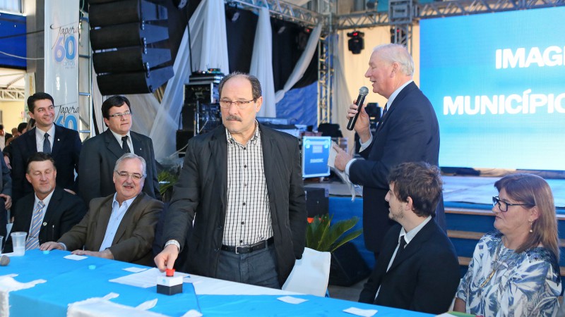 TAPERA,RS,BRASIL 09.10.2015: Governador José Ivo Sartori participou, nesta sexta-feira (9) , da solenidade de Inauguração do Sistema de Videomonitoramento em Vias Públicas para 23 municípios do Alto do Jacuí - COMAJA , e visitou a Visita a 9 ª